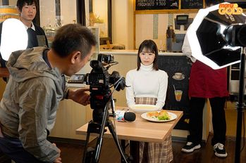 MGOLD-032 ディレクターとロケ帰り相部屋に…。大雪で帰れなくなった新人女子アナが粘着中年オヤジチ○ポに何度も何度もイカされ相性良すぎて朝まで絶倫性交 松下りこ