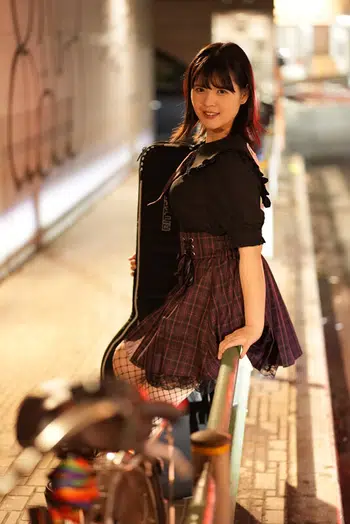 HBAD-693 サークル仲間の断らなさそうな巨乳女子が飲み会で酔っ払っていたので自宅飲みに誘ってみんなでハメまくった・・ 乙羽あむ