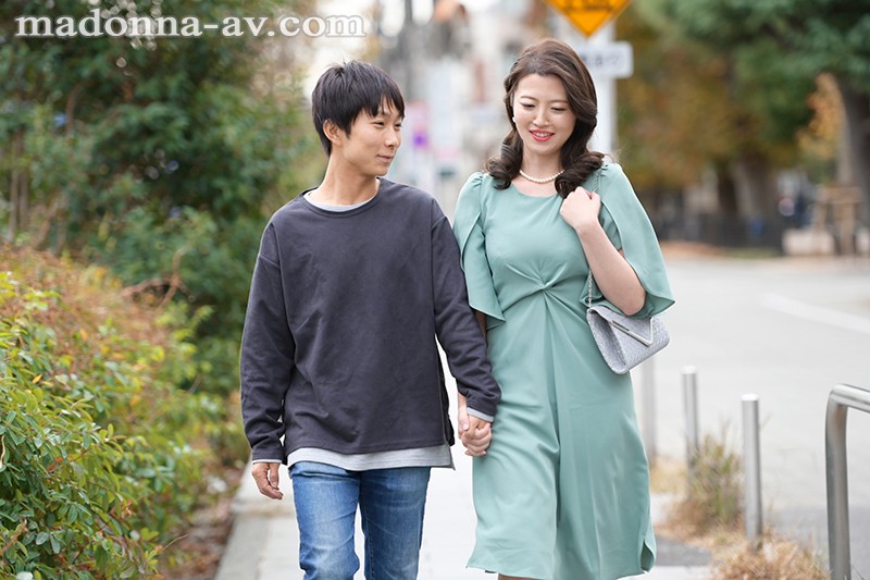 JUL-491 卒業式の後に…大人になった君へ義母からの贈り物―。 マドンナ専属美熟女が艶やかな色気で門出を祝う―。 木下凛々子
