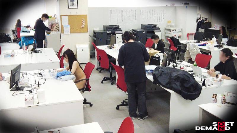SDJS-334 会社で服を着ていないのは一人だけ!ハダカの尊さを身をもって学ぶ SOD女子社員 全裸業務 タオル一枚男湯入ってみませんか?ミッションテストプレイ編 社内露出&普段一緒に働く同僚(たまに男優さん)からザーメン採取5名報告