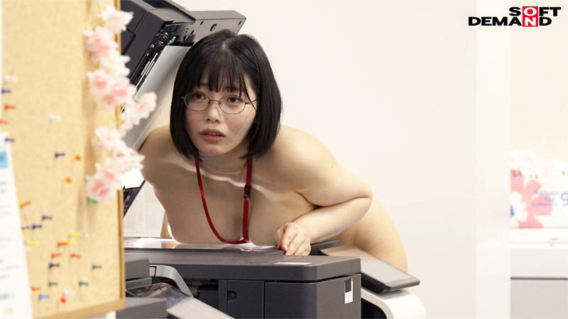 SDJS-334 会社で服を着ていないのは一人だけ!ハダカの尊さを身をもって学ぶ SOD女子社員 全裸業務 タオル一枚男湯入ってみませんか?ミッションテストプレイ編 社内露出&普段一緒に働く同僚(たまに男優さん)からザーメン採取5名報告